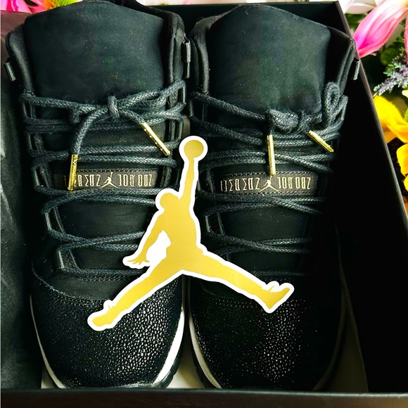 2017 Air Jordans Retro 11 Black Gold Metallic Jordans Womans Size 7 Big Kid 5.5 - Picture 10 of 11